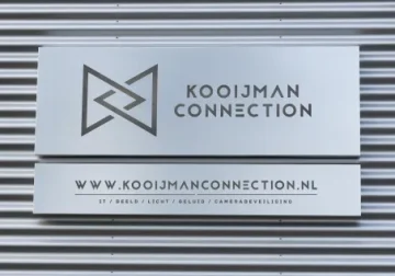 Gevelbord van Kooijman Connection aan de Energieweg in Harmelen