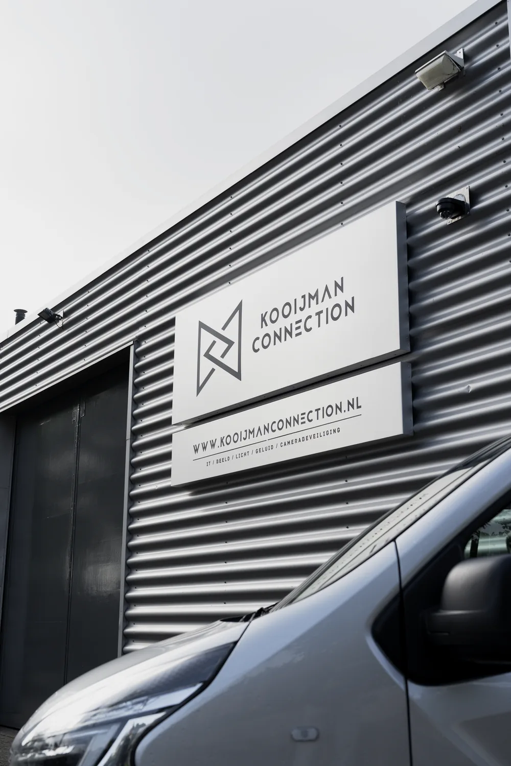 Gevelbord van Kooijman Connection aan de Energieweg in Harmelen